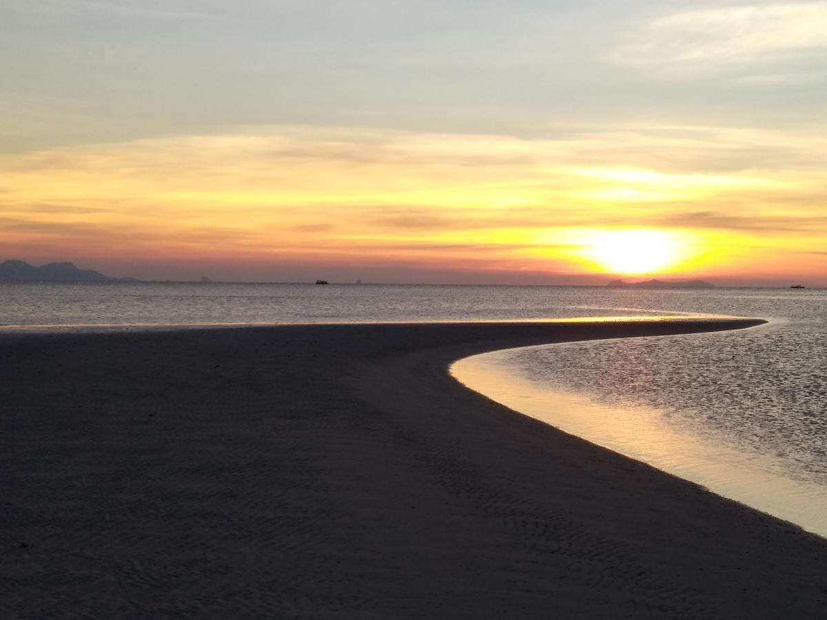 Вилла Right On The Beach House Taling Ngam  Экстерьер фото